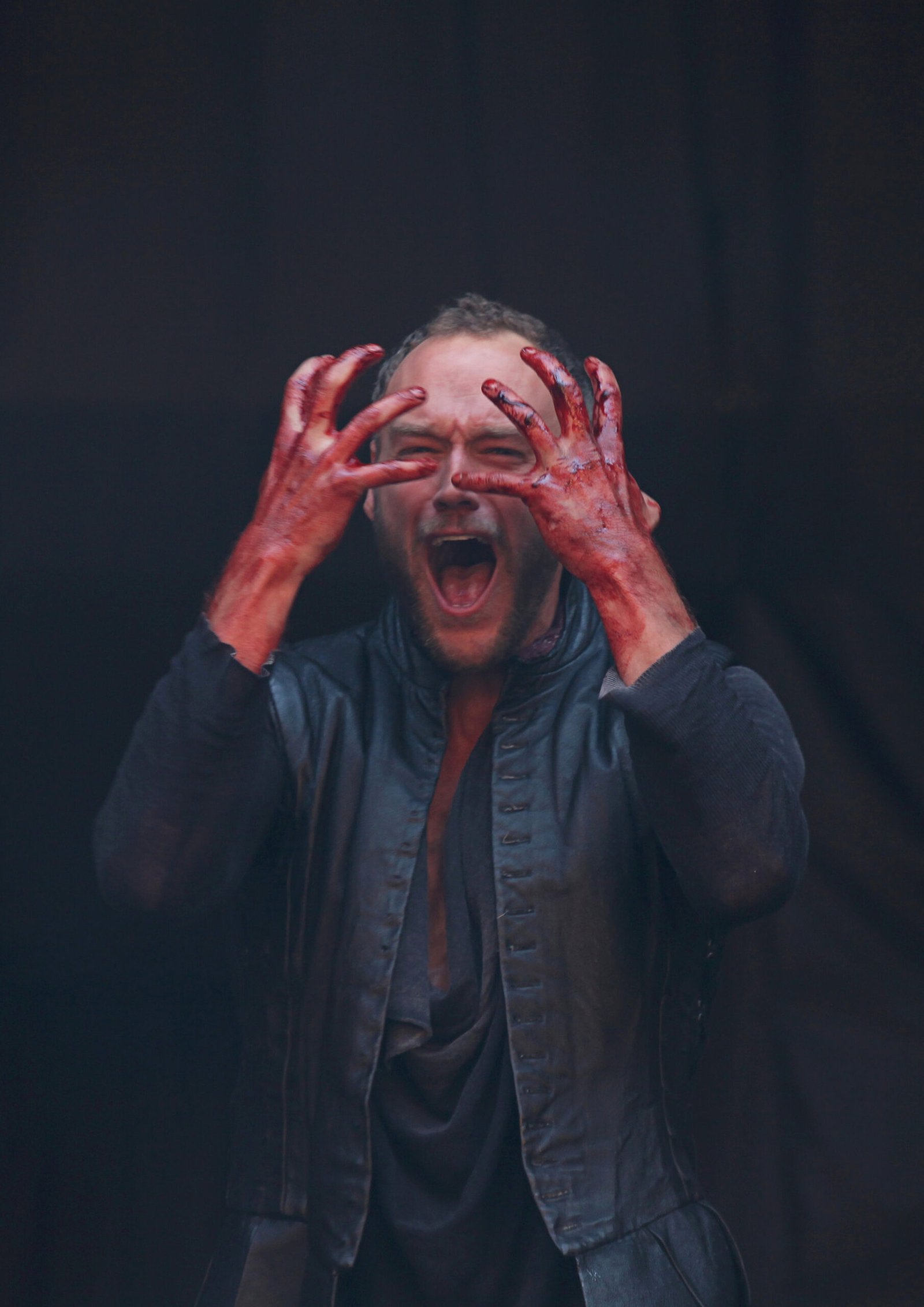 Elliot Cowan as Macbeth - Photo: Ellie Kurttz