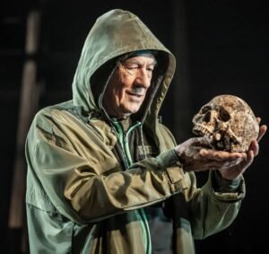 Read more about the article REVIEW: Hamlet, Theatre Royal Windsor (2021) with Ian McKellen