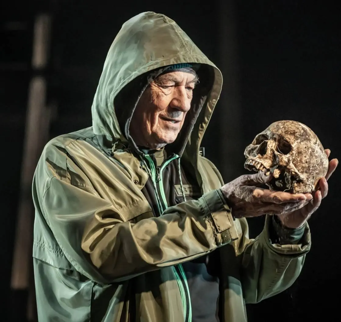 Read more about the article REVIEW: Hamlet, Theatre Royal Windsor (2021) with Ian McKellen