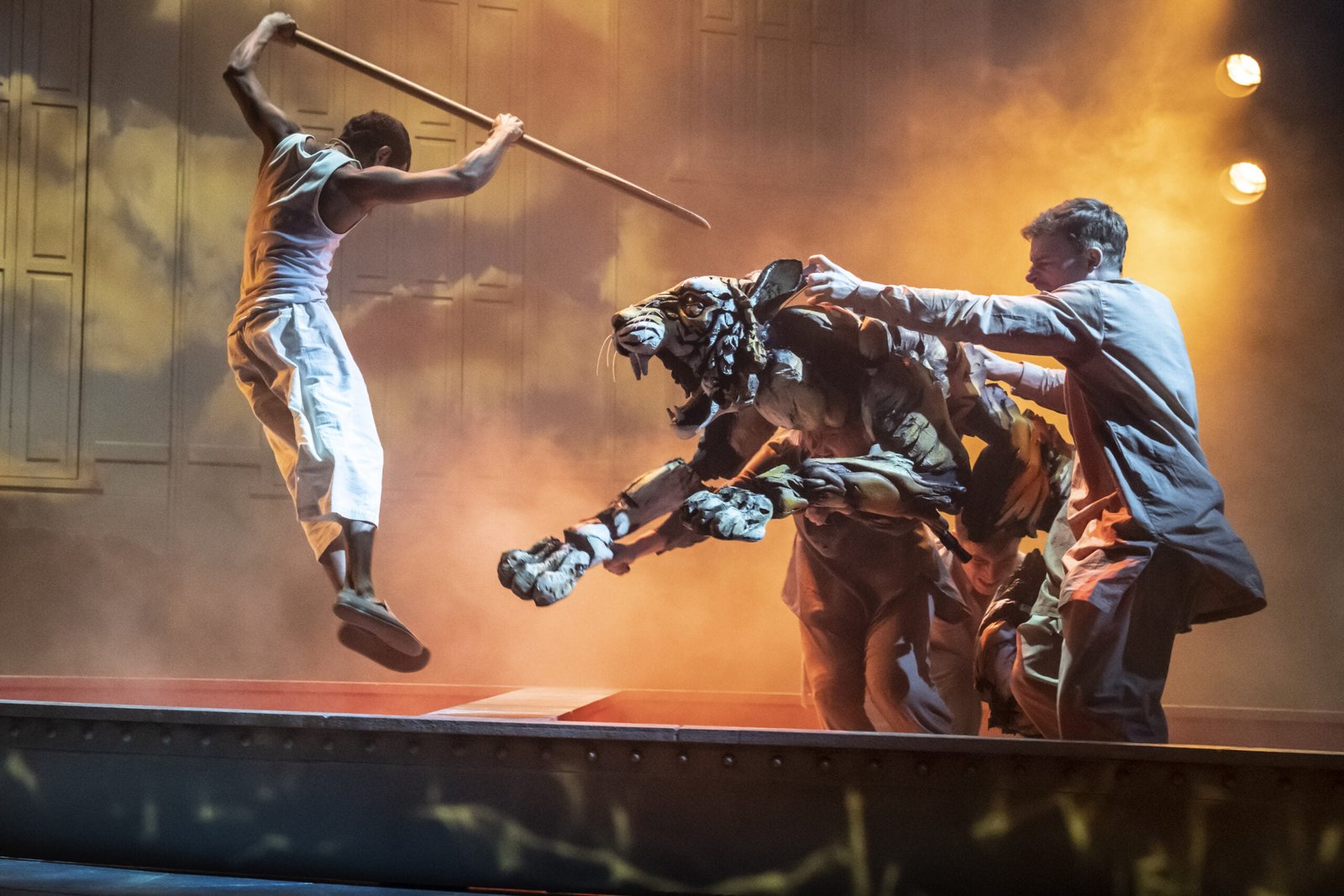 Read more about the article REVIEW: Life of Pi, Wyndham’s (2021) Extends Booking after Olivier Awards to January 2023