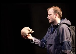 Read more about the article REVIEW: 2010 HAMLET, Olivier  Streaming on NT Live