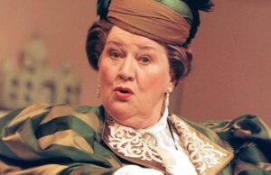 Read more about the article REVIEW: 2001 Patricia Routledge in The Importance of Being Earnest, Savoy Theatre