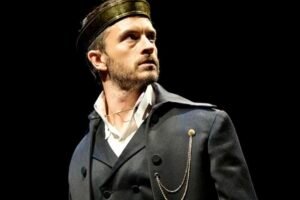 Jonathan Bailey as Richard II   (Photo: Manuel Harlan)